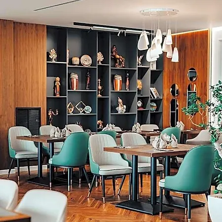 Hotell Holiday Hotel 4*