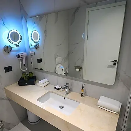 Holiday Hotel Hotell 4*