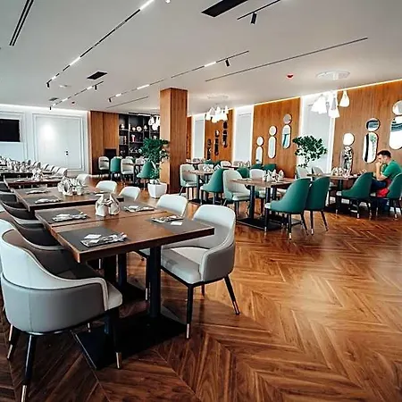 Hotell Holiday Hotel 4*