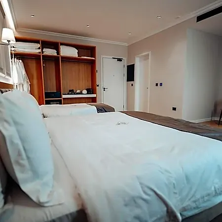 Hotell Holiday Hotel 4*